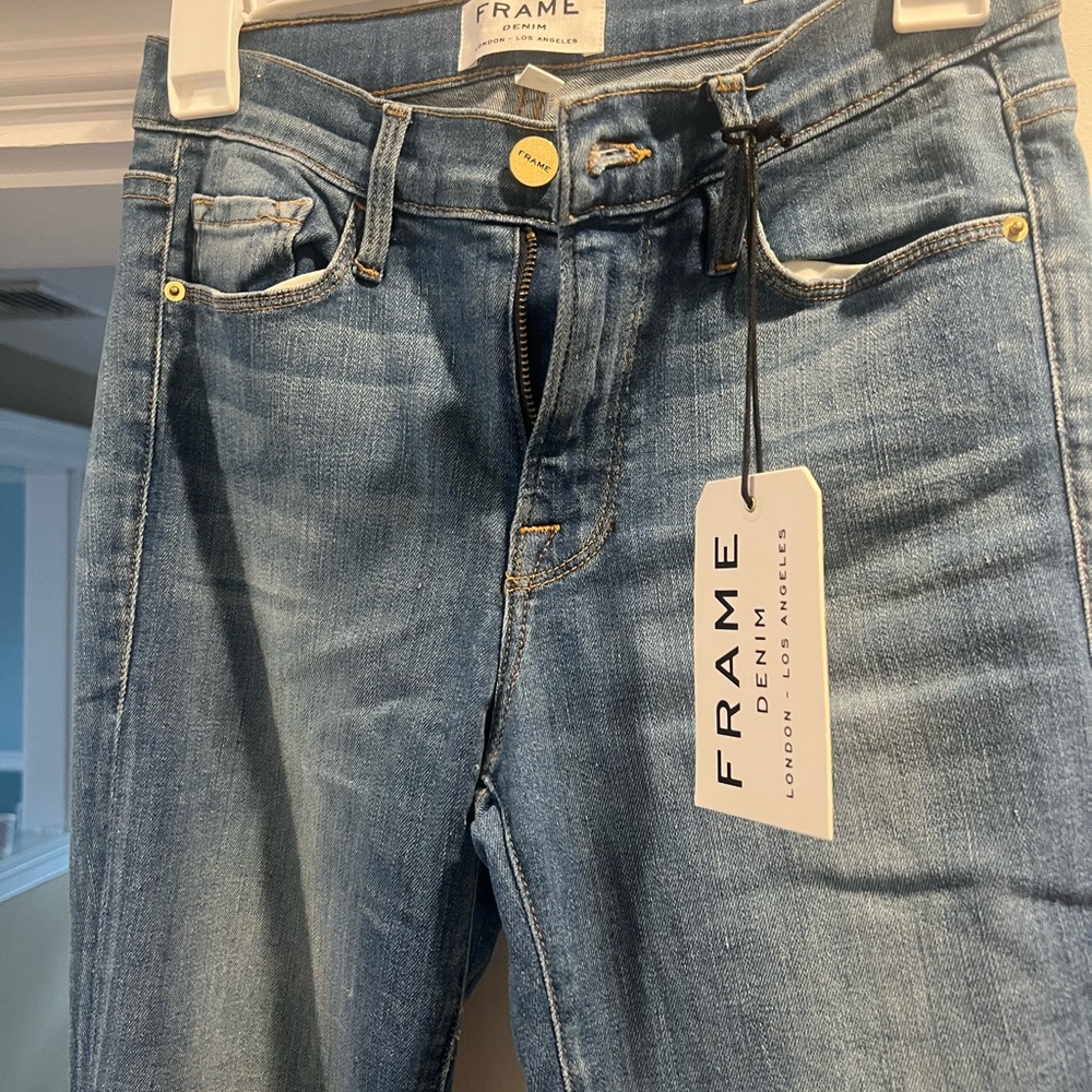 Frame Denim Women's Blue Skinny Jeans
Tall friendly w 13.5. Inseam 37inches